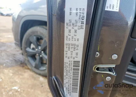 2019 Jeep Cherokee Latitude Plus z USA, uszkodzony, nr VIN 1C4PJLLB4KD423055